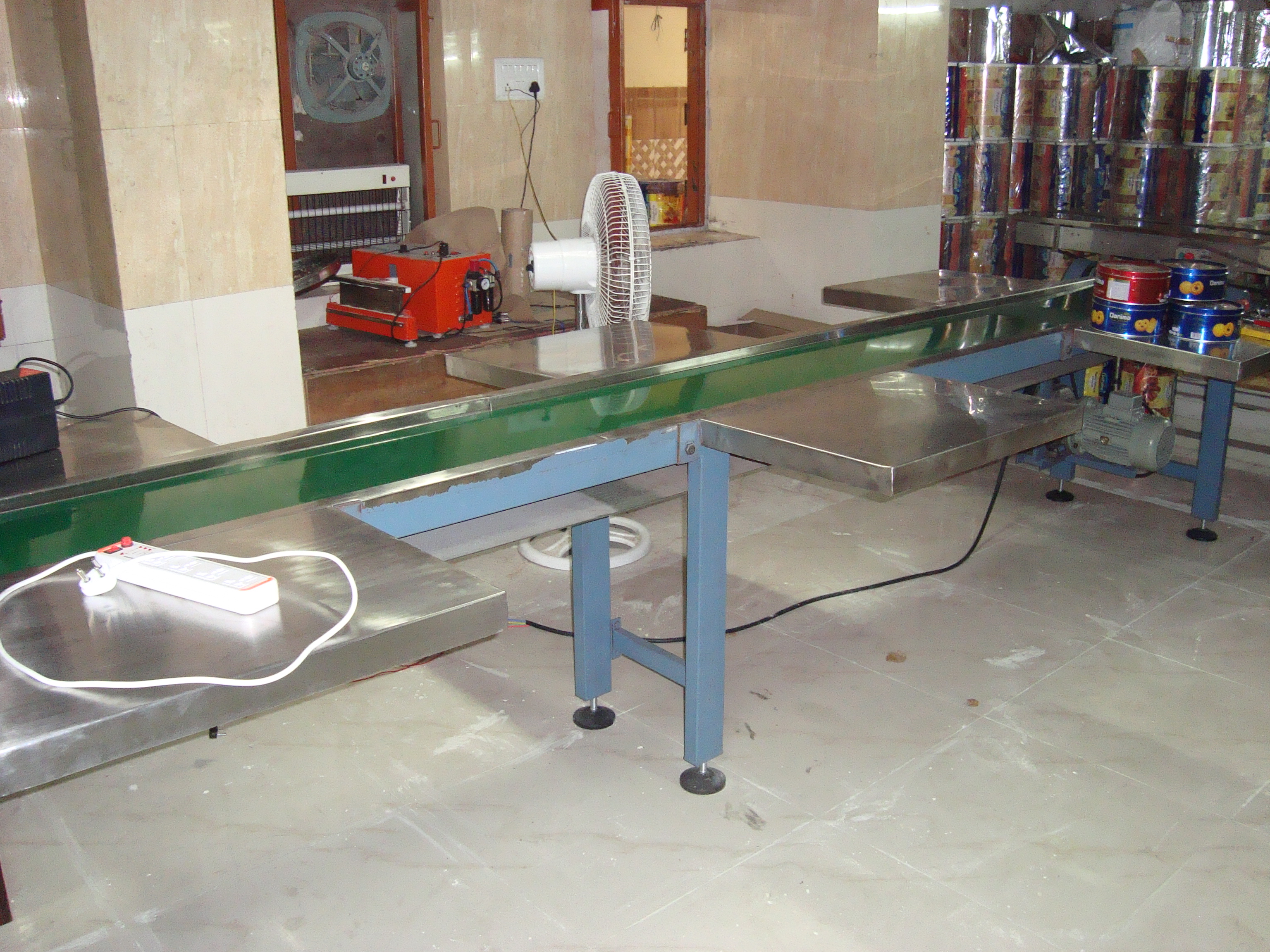 18 FT Conveyor Belt with working station